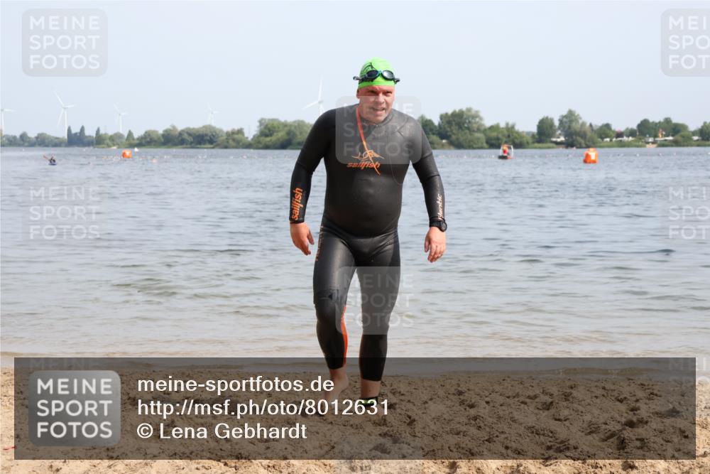 15.06.2025 - 27. Vierlanden-Triathlon Lena Gebhardt http://msf.ph/oto/8012631 15.06.2025 10:11:00 Schwimmen 451 meine-sportfotos.de