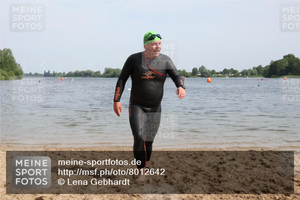15.06.2025 - 27. Vierlanden-Triathlon Lena Gebhardt http://msf.ph/oto/8012642 15.06.2025 10:11:01 Schwimmen 451 meine-sportfotos.de