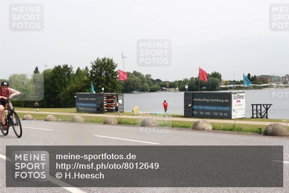 15.06.2025 - 27. Vierlanden-Triathlon H.Heesch http://msf.ph/oto/8012649 15.06.2025 11:08:39 Radfahren 163, 495, 581, 722, 727 meine-sportfotos.de