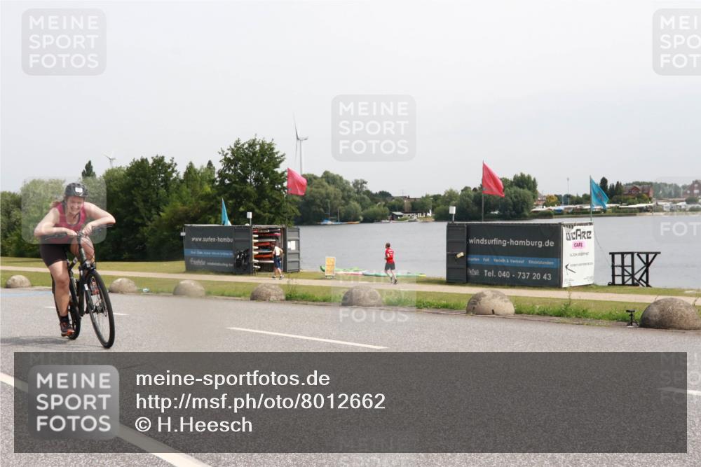 15.06.2025 - 27. Vierlanden-Triathlon H.Heesch http://msf.ph/oto/8012662 15.06.2025 11:08:39 Radfahren 163, 495, 581, 722, 727 meine-sportfotos.de