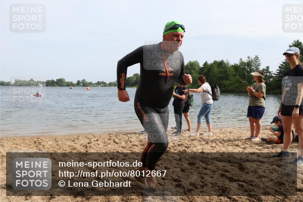 15.06.2025 - 27. Vierlanden-Triathlon Lena Gebhardt http://msf.ph/oto/8012667 15.06.2025 10:11:03 Schwimmen 451 meine-sportfotos.de