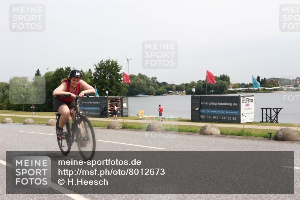 15.06.2025 - 27. Vierlanden-Triathlon H.Heesch http://msf.ph/oto/8012673 15.06.2025 11:08:39 Radfahren 163, 495, 581, 722, 727 meine-sportfotos.de