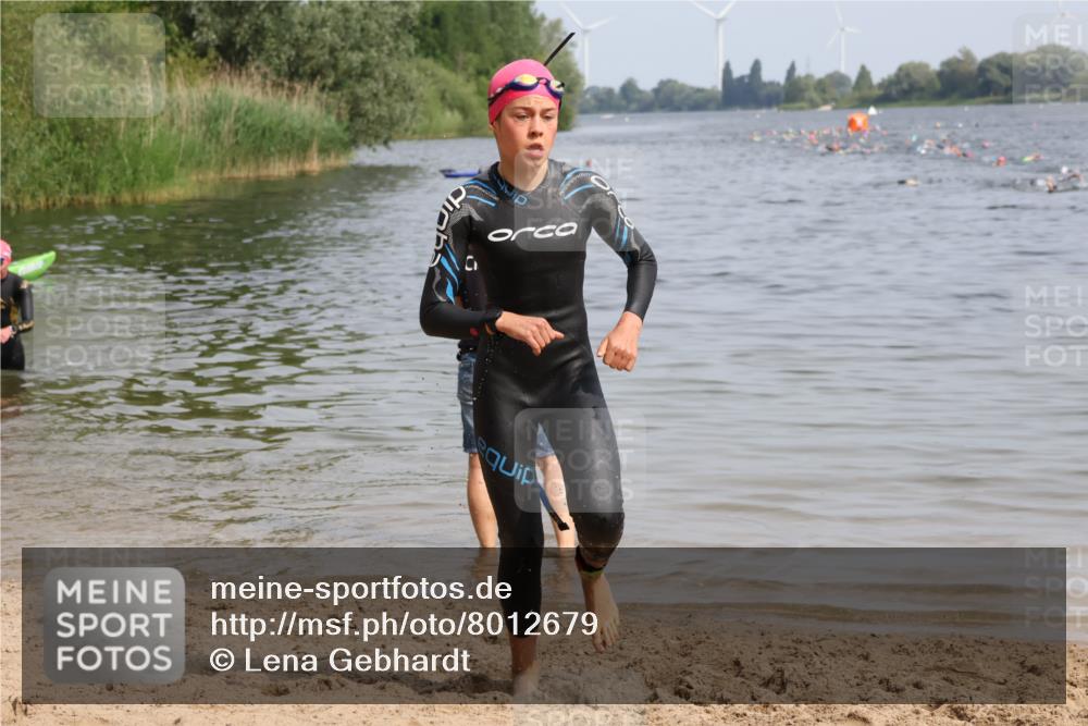 15.06.2025 - 27. Vierlanden-Triathlon Lena Gebhardt http://msf.ph/oto/8012679 15.06.2025 10:12:48 Schwimmen 512, 625 meine-sportfotos.de