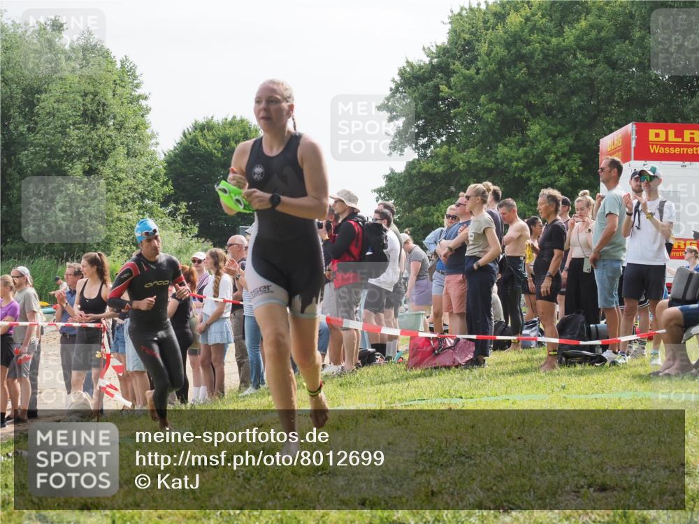 15.06.2025 - 27. Vierlanden-Triathlon KatJ http://msf.ph/oto/8012699 15.06.2025 10:14:26 Schwimmen 482, 565, 618 meine-sportfotos.de