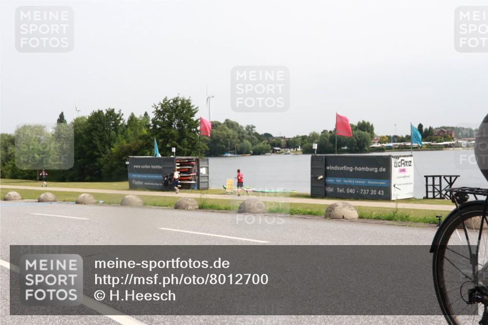 15.06.2025 - 27. Vierlanden-Triathlon H.Heesch http://msf.ph/oto/8012700 15.06.2025 11:08:40 Radfahren 163, 495, 581, 722 meine-sportfotos.de