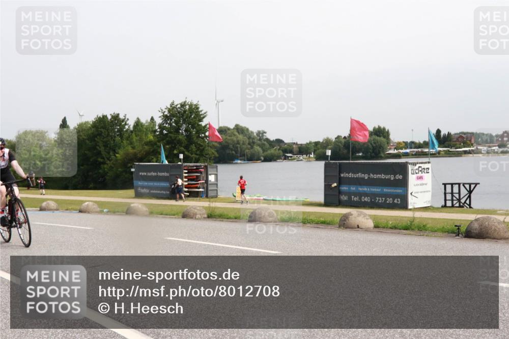 15.06.2025 - 27. Vierlanden-Triathlon H.Heesch http://msf.ph/oto/8012708 15.06.2025 11:08:40 Radfahren 163, 495, 581, 722 meine-sportfotos.de