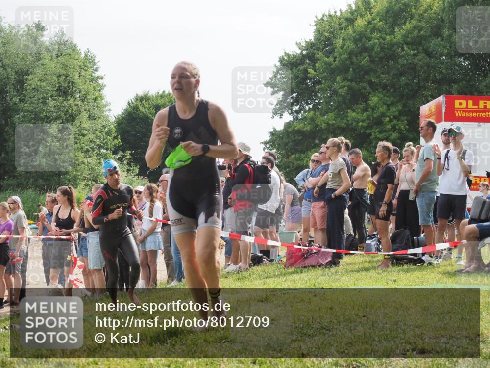15.06.2025 - 27. Vierlanden-Triathlon KatJ http://msf.ph/oto/8012709 15.06.2025 10:14:26 Schwimmen 482, 565, 618 meine-sportfotos.de