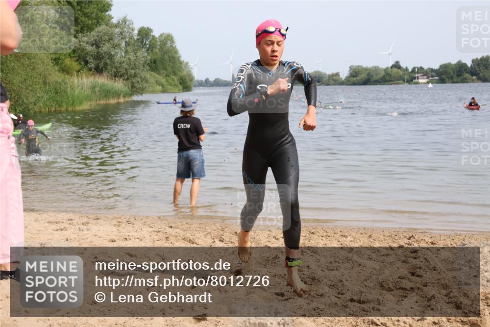 15.06.2025 - 27. Vierlanden-Triathlon Lena Gebhardt http://msf.ph/oto/8012726 15.06.2025 10:12:49 Schwimmen 512, 625 meine-sportfotos.de