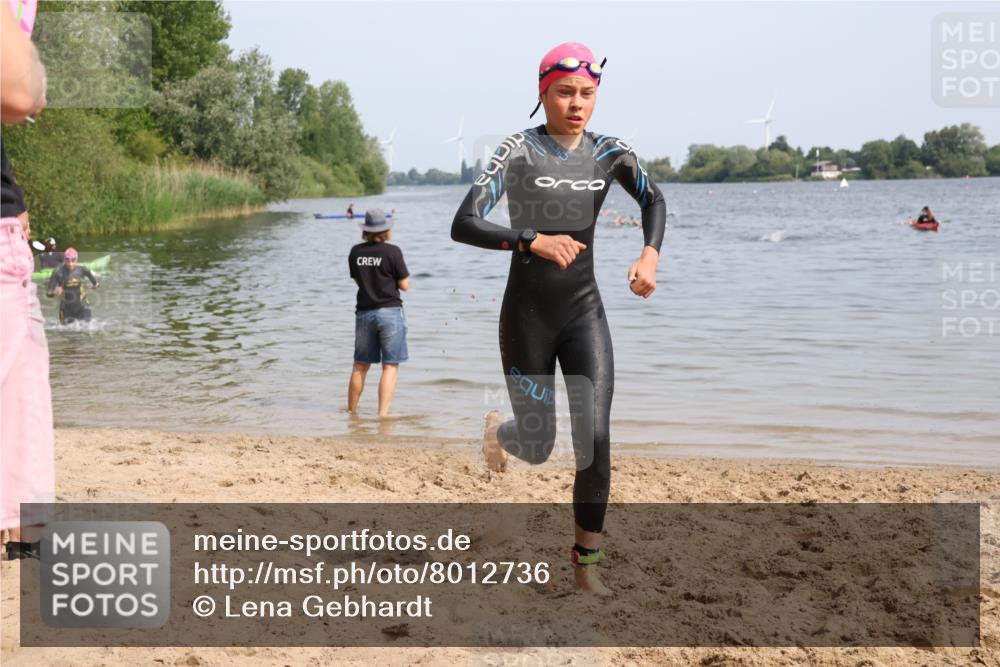 15.06.2025 - 27. Vierlanden-Triathlon Lena Gebhardt http://msf.ph/oto/8012736 15.06.2025 10:12:49 Schwimmen 512, 625 meine-sportfotos.de