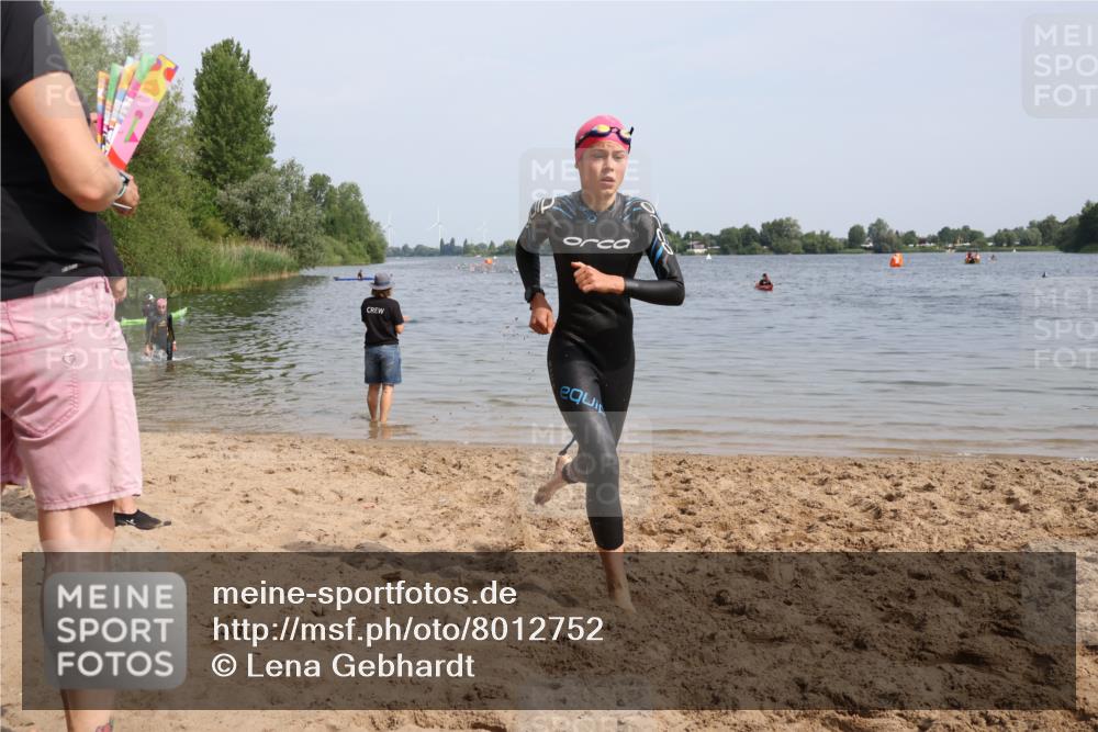 15.06.2025 - 27. Vierlanden-Triathlon Lena Gebhardt http://msf.ph/oto/8012752 15.06.2025 10:12:49 Schwimmen 512, 625 meine-sportfotos.de
