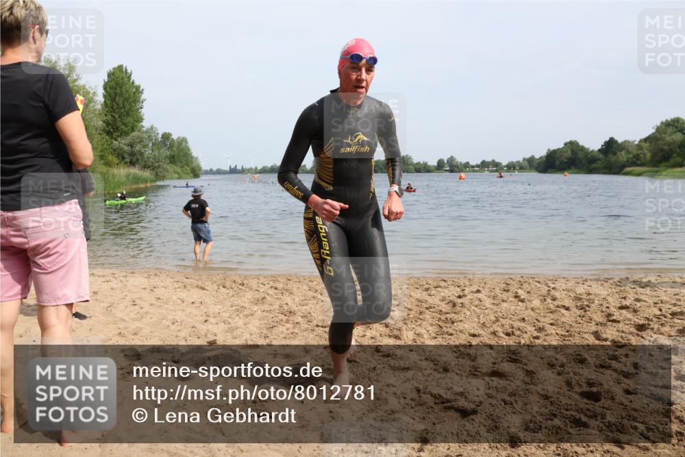 15.06.2025 - 27. Vierlanden-Triathlon Lena Gebhardt http://msf.ph/oto/8012781 15.06.2025 10:12:58 Schwimmen 512, 625 meine-sportfotos.de