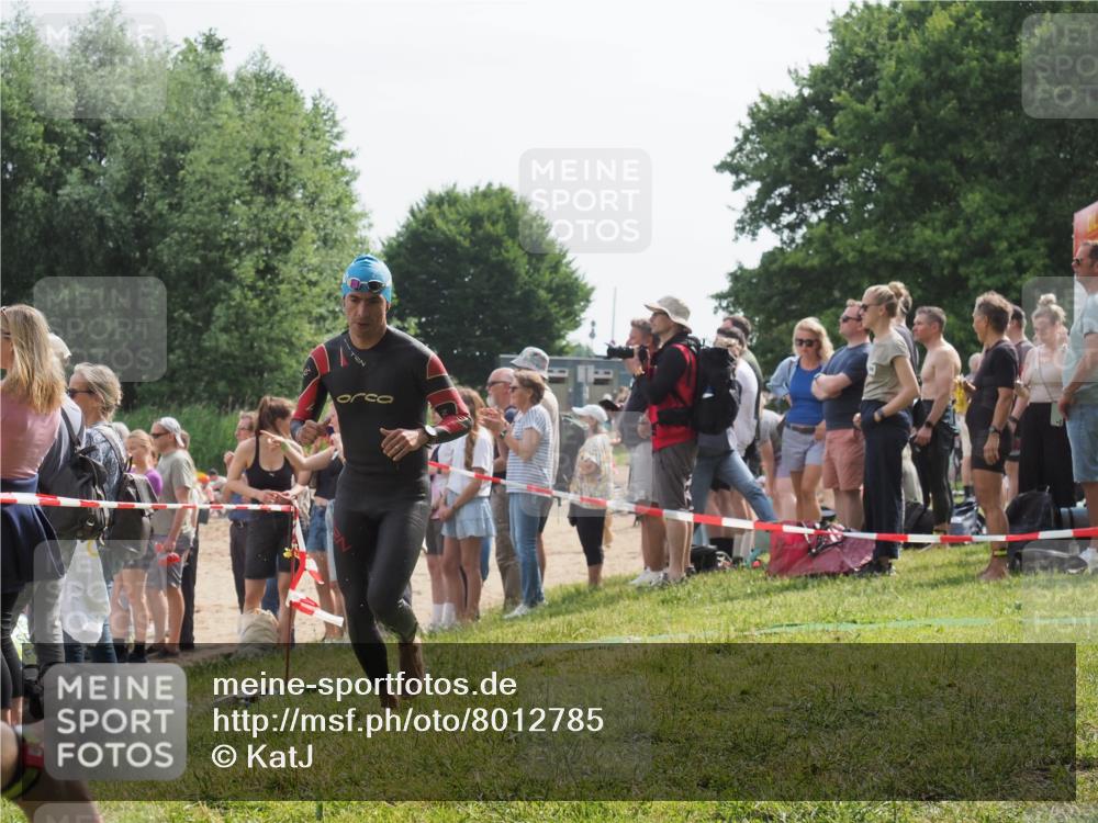 15.06.2025 - 27. Vierlanden-Triathlon KatJ http://msf.ph/oto/8012785 15.06.2025 10:14:27 Schwimmen 482, 565, 618 meine-sportfotos.de