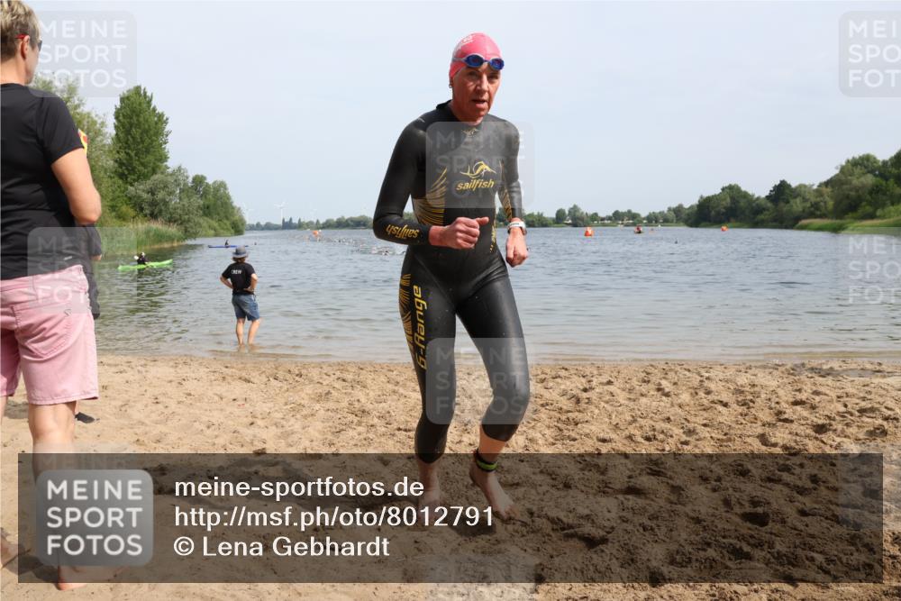 15.06.2025 - 27. Vierlanden-Triathlon Lena Gebhardt http://msf.ph/oto/8012791 15.06.2025 10:12:58 Schwimmen 512, 625 meine-sportfotos.de