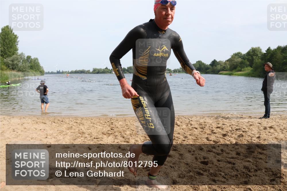 15.06.2025 - 27. Vierlanden-Triathlon Lena Gebhardt http://msf.ph/oto/8012795 15.06.2025 10:12:58 Schwimmen 512, 625 meine-sportfotos.de
