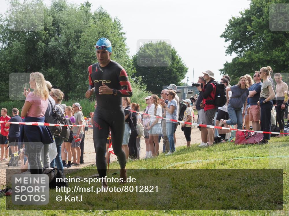 15.06.2025 - 27. Vierlanden-Triathlon KatJ http://msf.ph/oto/8012821 15.06.2025 10:14:28 Schwimmen 482, 565, 618 meine-sportfotos.de