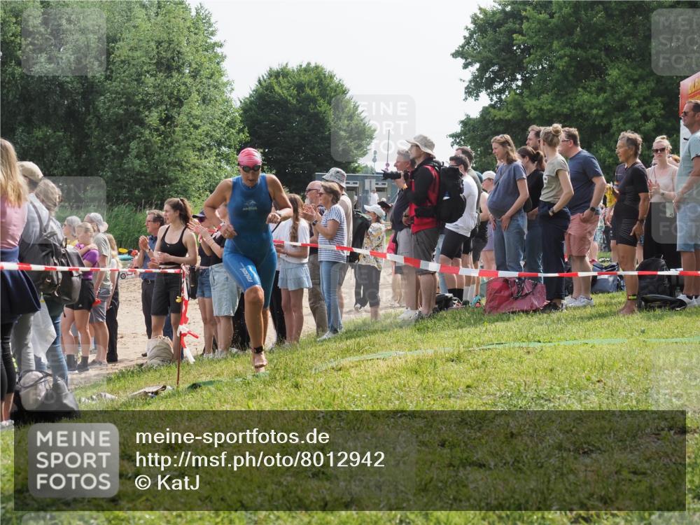 15.06.2025 - 27. Vierlanden-Triathlon KatJ http://msf.ph/oto/8012942 15.06.2025 10:14:37 Schwimmen 565, 609, 615 meine-sportfotos.de