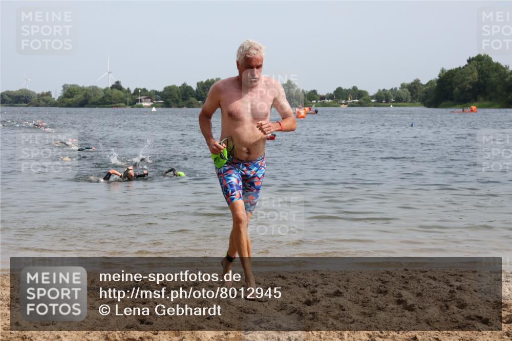 15.06.2025 - 27. Vierlanden-Triathlon Lena Gebhardt http://msf.ph/oto/8012945 15.06.2025 10:13:28 Schwimmen 585, 623 meine-sportfotos.de