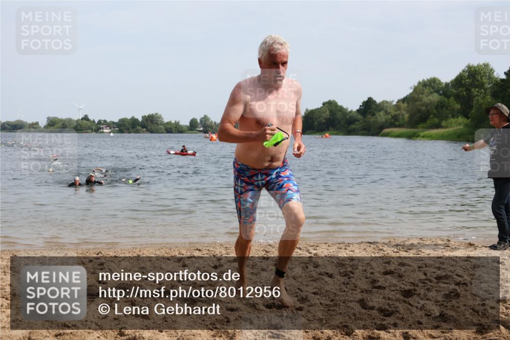 15.06.2025 - 27. Vierlanden-Triathlon Lena Gebhardt http://msf.ph/oto/8012956 15.06.2025 10:13:29 Schwimmen 545, 585, 623 meine-sportfotos.de
