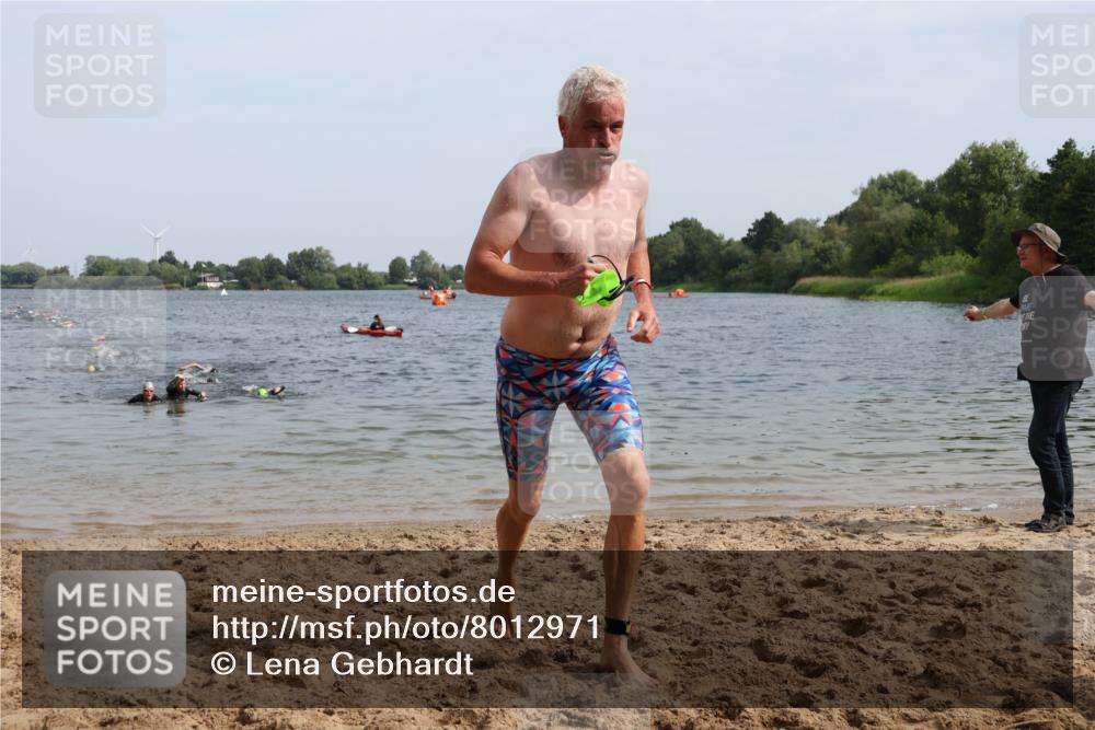 15.06.2025 - 27. Vierlanden-Triathlon Lena Gebhardt http://msf.ph/oto/8012971 15.06.2025 10:13:30 Schwimmen 545, 585, 623 meine-sportfotos.de