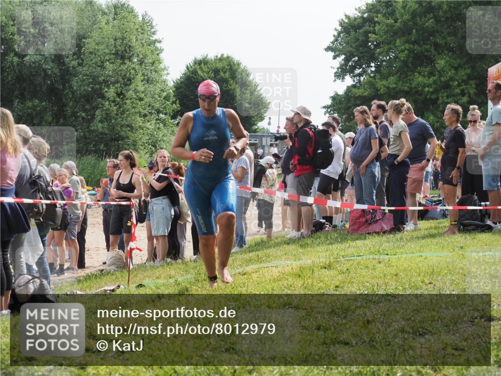 15.06.2025 - 27. Vierlanden-Triathlon KatJ http://msf.ph/oto/8012979 15.06.2025 10:14:38 Schwimmen 565, 609, 615 meine-sportfotos.de