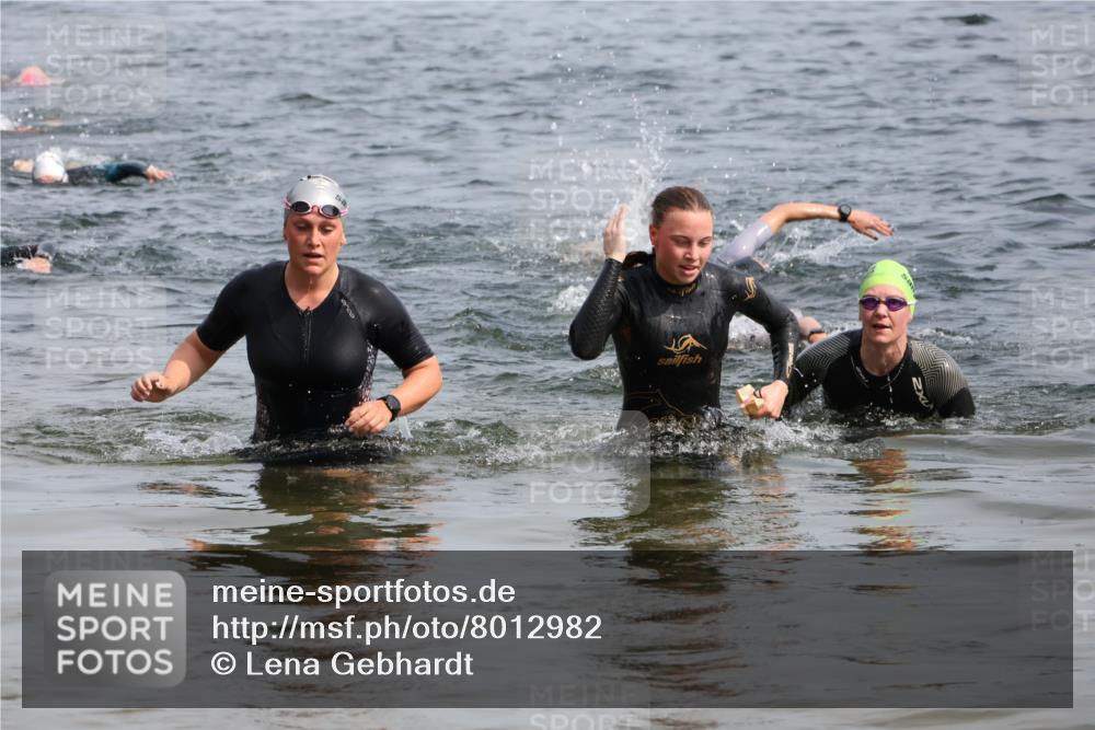 15.06.2025 - 27. Vierlanden-Triathlon Lena Gebhardt http://msf.ph/oto/8012982 15.06.2025 10:13:32 Schwimmen 545, 585, 622, 623 meine-sportfotos.de