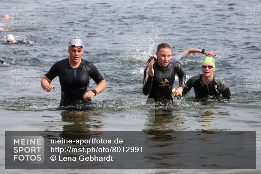 15.06.2025 - 27. Vierlanden-Triathlon Lena Gebhardt http://msf.ph/oto/8012991 15.06.2025 10:13:32 Schwimmen 545, 585, 622, 623 meine-sportfotos.de