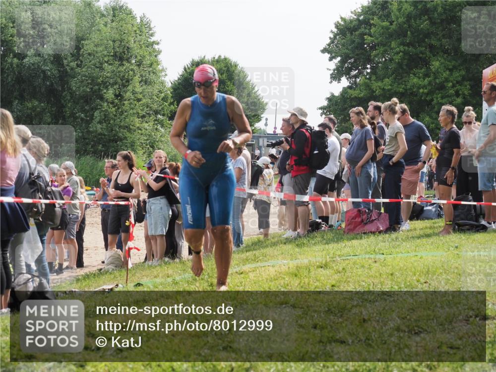 15.06.2025 - 27. Vierlanden-Triathlon KatJ http://msf.ph/oto/8012999 15.06.2025 10:14:39 Schwimmen 565, 609, 615 meine-sportfotos.de