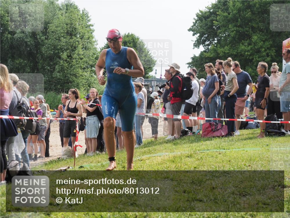15.06.2025 - 27. Vierlanden-Triathlon KatJ http://msf.ph/oto/8013012 15.06.2025 10:14:39 Schwimmen 565, 609, 615 meine-sportfotos.de