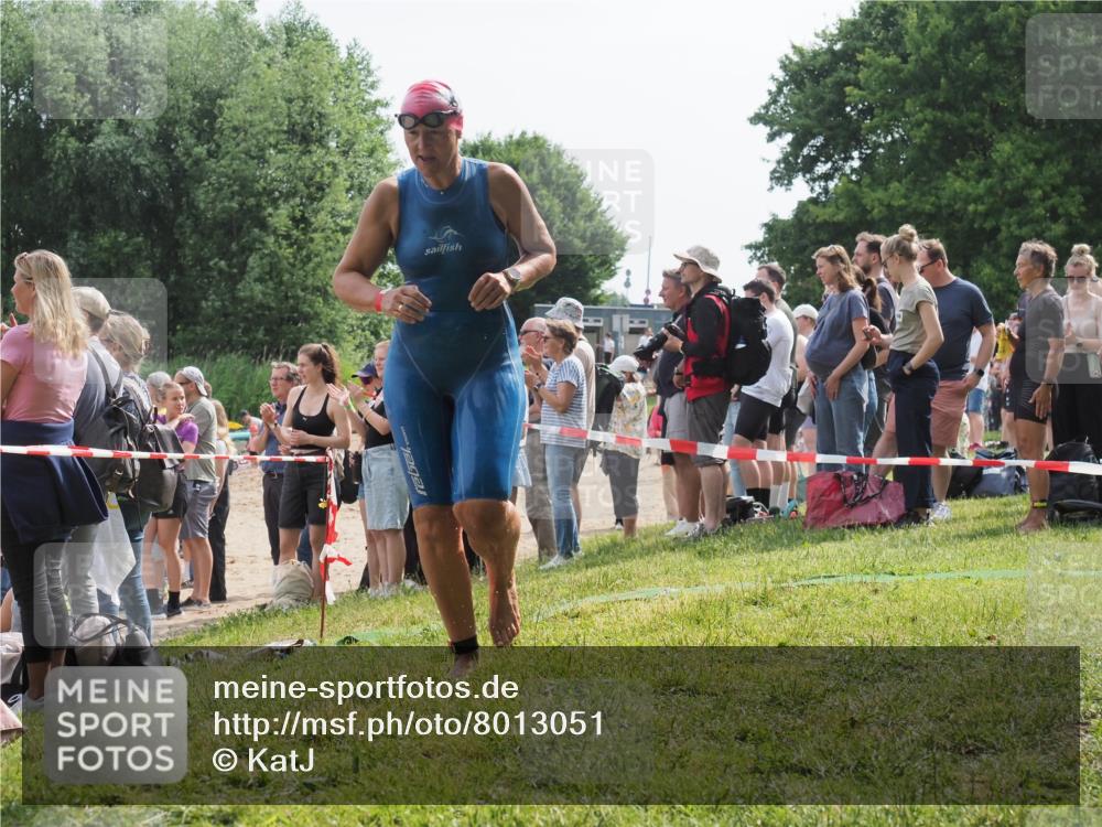 15.06.2025 - 27. Vierlanden-Triathlon KatJ http://msf.ph/oto/8013051 15.06.2025 10:14:39 Schwimmen 565, 609, 615 meine-sportfotos.de