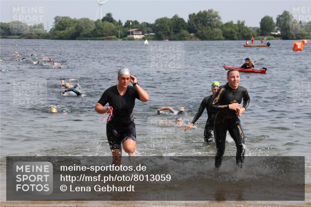 15.06.2025 - 27. Vierlanden-Triathlon Lena Gebhardt http://msf.ph/oto/8013059 15.06.2025 10:13:37 Schwimmen 513, 545, 585, 622, 623 meine-sportfotos.de