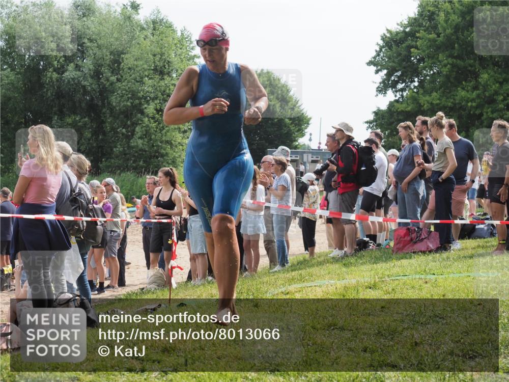 15.06.2025 - 27. Vierlanden-Triathlon KatJ http://msf.ph/oto/8013066 15.06.2025 10:14:39 Schwimmen 565, 609, 615 meine-sportfotos.de