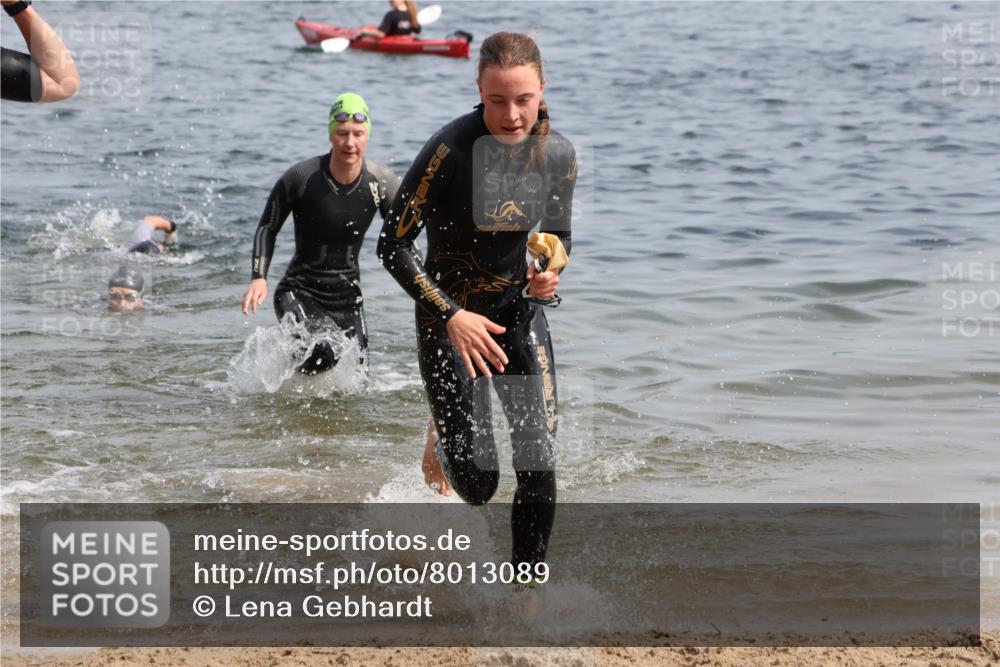 15.06.2025 - 27. Vierlanden-Triathlon Lena Gebhardt http://msf.ph/oto/8013089 15.06.2025 10:13:37 Schwimmen 513, 545, 585, 622, 623 meine-sportfotos.de