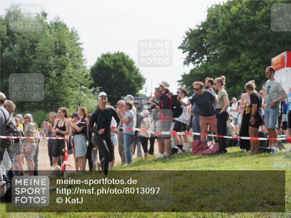 15.06.2025 - 27. Vierlanden-Triathlon KatJ http://msf.ph/oto/8013097 15.06.2025 10:14:42 Schwimmen 546, 559, 609, 615 meine-sportfotos.de