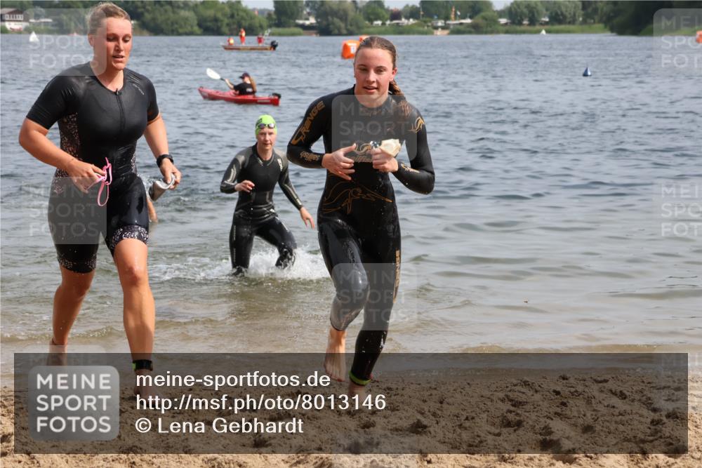 15.06.2025 - 27. Vierlanden-Triathlon Lena Gebhardt http://msf.ph/oto/8013146 15.06.2025 10:13:38 Schwimmen 513, 545, 585, 622, 623 meine-sportfotos.de