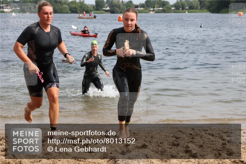 15.06.2025 - 27. Vierlanden-Triathlon Lena Gebhardt http://msf.ph/oto/8013152 15.06.2025 10:13:38 Schwimmen 513, 545, 585, 622, 623 meine-sportfotos.de