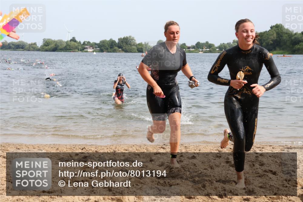 15.06.2025 - 27. Vierlanden-Triathlon Lena Gebhardt http://msf.ph/oto/8013194 15.06.2025 10:13:39 Schwimmen 513, 545, 585, 622, 623 meine-sportfotos.de