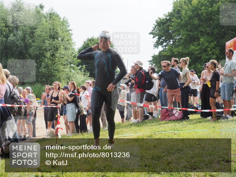 15.06.2025 - 27. Vierlanden-Triathlon KatJ http://msf.ph/oto/8013236 15.06.2025 10:14:44 Schwimmen 546, 559, 609, 615 meine-sportfotos.de