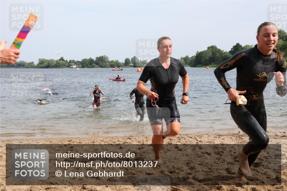 15.06.2025 - 27. Vierlanden-Triathlon Lena Gebhardt http://msf.ph/oto/8013237 15.06.2025 10:13:39 Schwimmen 513, 545, 585, 622, 623 meine-sportfotos.de