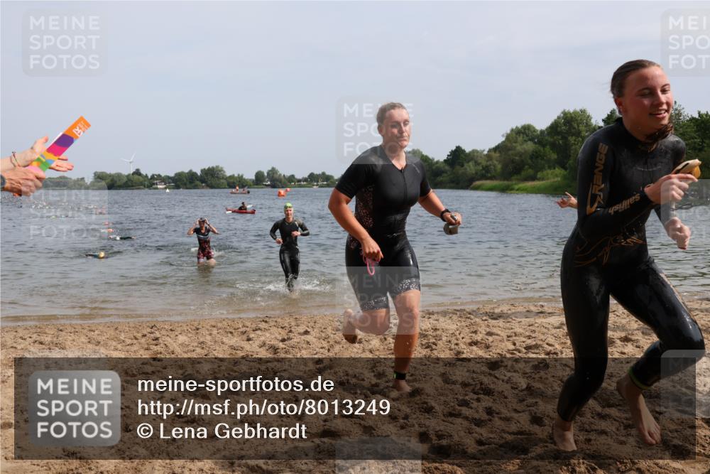 15.06.2025 - 27. Vierlanden-Triathlon Lena Gebhardt http://msf.ph/oto/8013249 15.06.2025 10:13:40 Schwimmen 513, 540, 545, 585, 622 meine-sportfotos.de