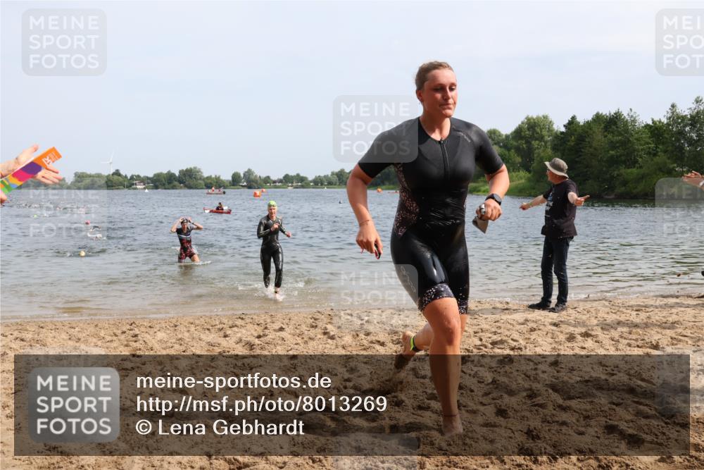 15.06.2025 - 27. Vierlanden-Triathlon Lena Gebhardt http://msf.ph/oto/8013269 15.06.2025 10:13:40 Schwimmen 513, 540, 545, 585, 622 meine-sportfotos.de