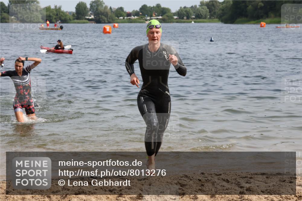 15.06.2025 - 27. Vierlanden-Triathlon Lena Gebhardt http://msf.ph/oto/8013276 15.06.2025 10:13:41 Schwimmen 490, 513, 540, 545, 585, 622 meine-sportfotos.de