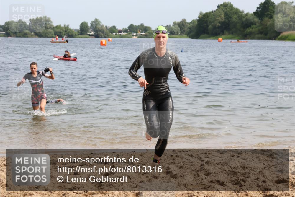 15.06.2025 - 27. Vierlanden-Triathlon Lena Gebhardt http://msf.ph/oto/8013316 15.06.2025 10:13:42 Schwimmen 490, 513, 540, 545, 585, 622 meine-sportfotos.de
