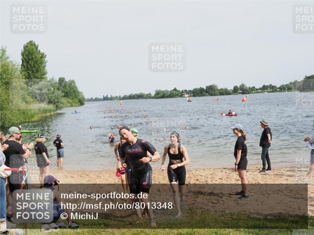 21.06.2025 - 27. Vierlanden-Triathlon MichiJ http://msf.ph/oto/8013348 15.06.2026 10:15:23 Schwimmen 507, 542, 554, 579, 613, 631 meine-sportfotos.de