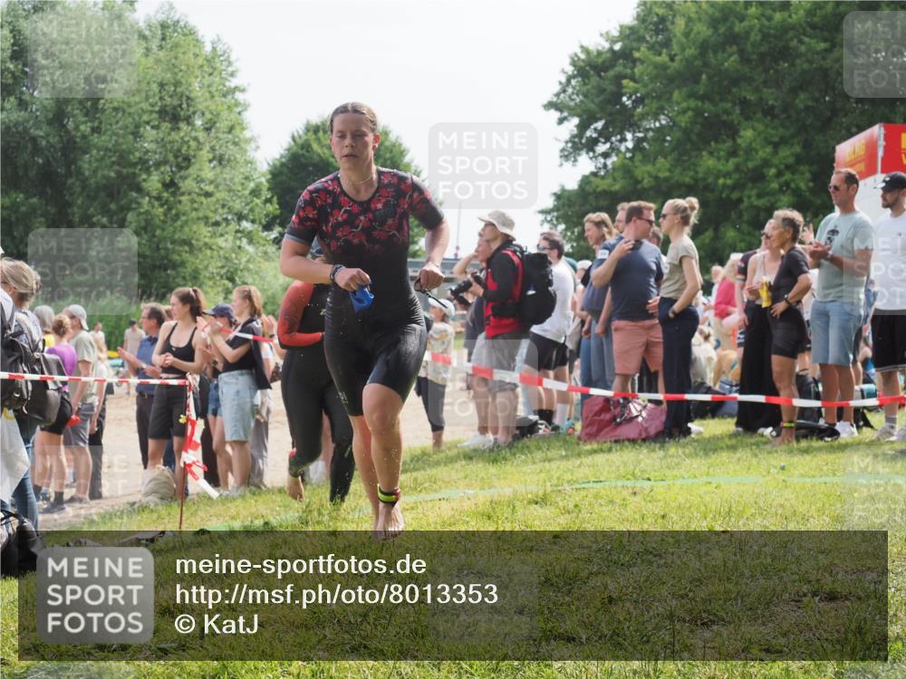 15.06.2025 - 27. Vierlanden-Triathlon KatJ http://msf.ph/oto/8013353 15.06.2025 10:14:48 Schwimmen 546, 559, 608, 609 meine-sportfotos.de