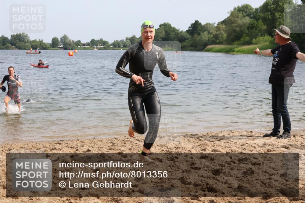 15.06.2025 - 27. Vierlanden-Triathlon Lena Gebhardt http://msf.ph/oto/8013356 15.06.2025 10:13:42 Schwimmen 490, 513, 540, 545, 585, 622 meine-sportfotos.de