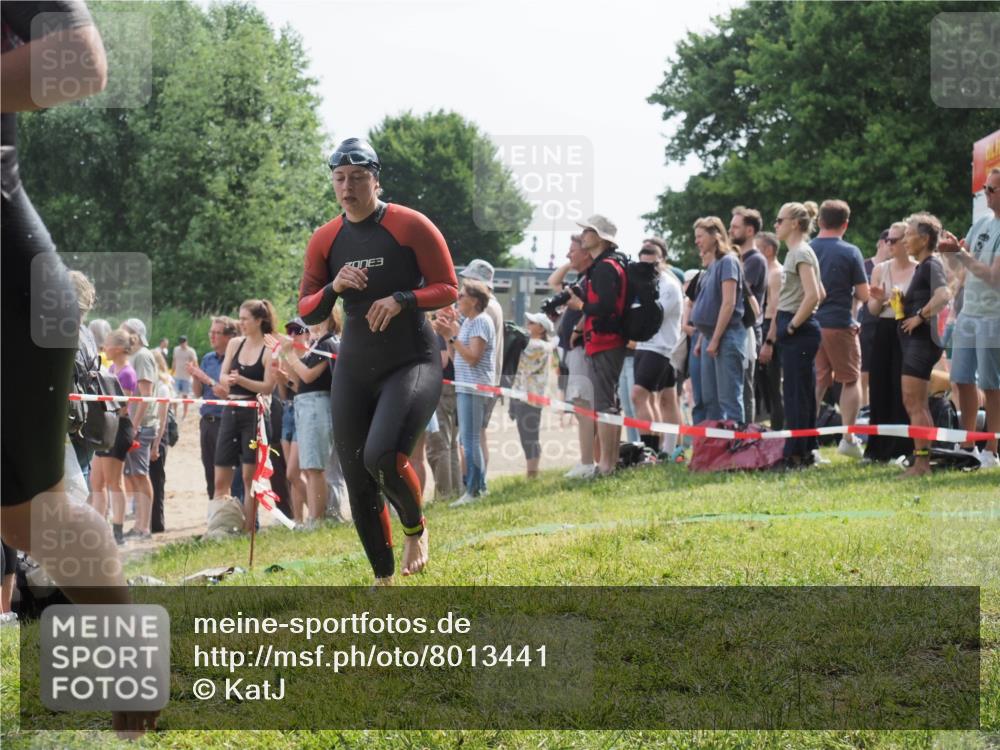 15.06.2025 - 27. Vierlanden-Triathlon KatJ http://msf.ph/oto/8013441 15.06.2025 10:14:49 Schwimmen 546, 559, 593, 608, 609 meine-sportfotos.de