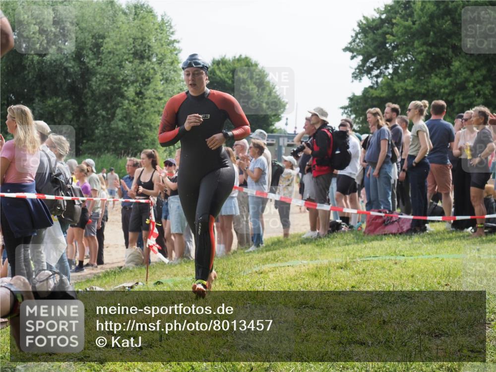 15.06.2025 - 27. Vierlanden-Triathlon KatJ http://msf.ph/oto/8013457 15.06.2025 10:14:49 Schwimmen 546, 559, 593, 608, 609 meine-sportfotos.de