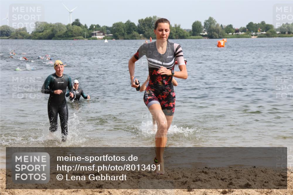 15.06.2025 - 27. Vierlanden-Triathlon Lena Gebhardt http://msf.ph/oto/8013491 15.06.2025 10:13:47 Schwimmen 490, 513, 540, 545, 585, 622 meine-sportfotos.de
