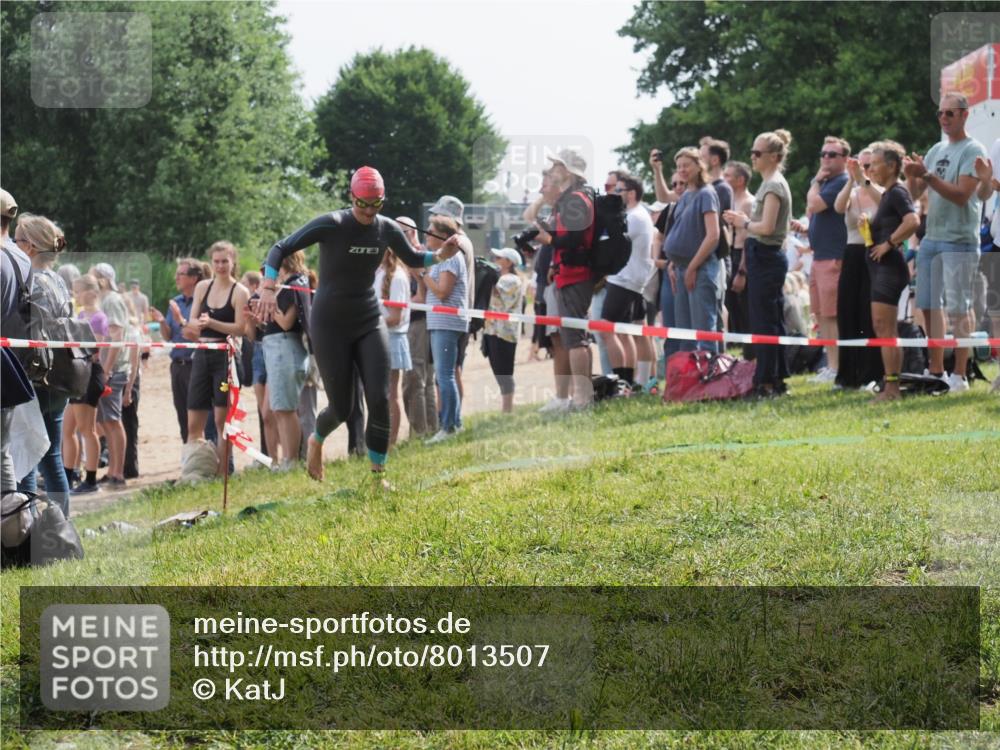 15.06.2025 - 27. Vierlanden-Triathlon KatJ http://msf.ph/oto/8013507 15.06.2025 10:14:52 Schwimmen 476, 546, 559, 593, 608, 609, 1397 meine-sportfotos.de