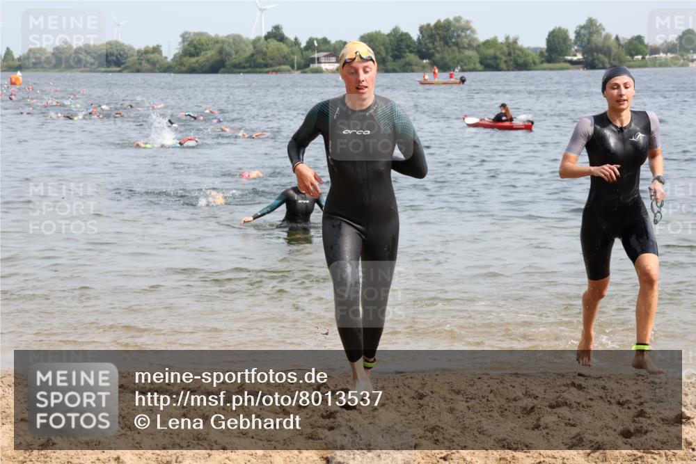15.06.2025 - 27. Vierlanden-Triathlon Lena Gebhardt http://msf.ph/oto/8013537 15.06.2025 10:13:49 Schwimmen 472, 490, 513, 540, 545, 622 meine-sportfotos.de